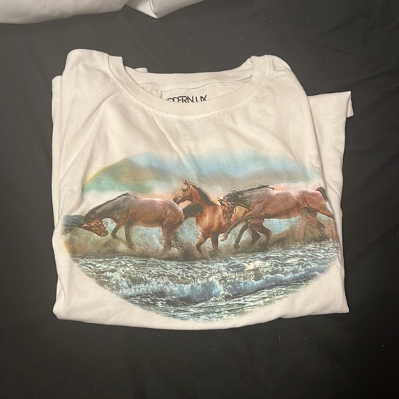Modern lux white t shirt with horses in center. - Picture 2 of 4